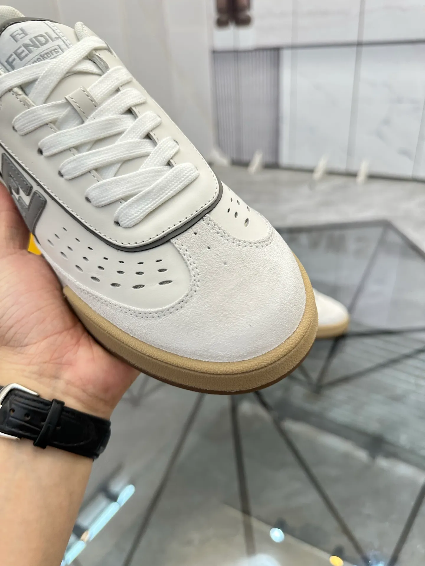 Selling men's shoes 💰: 💰P620¥ Top quality Product trademark: Fendi* "Fendi*" low-top casual shoes Regular size: 35-44 (can be customized to 38.45.46) Product material: imported first-layer nubuck leather upper, breathable lining, original outsole. No.:H208